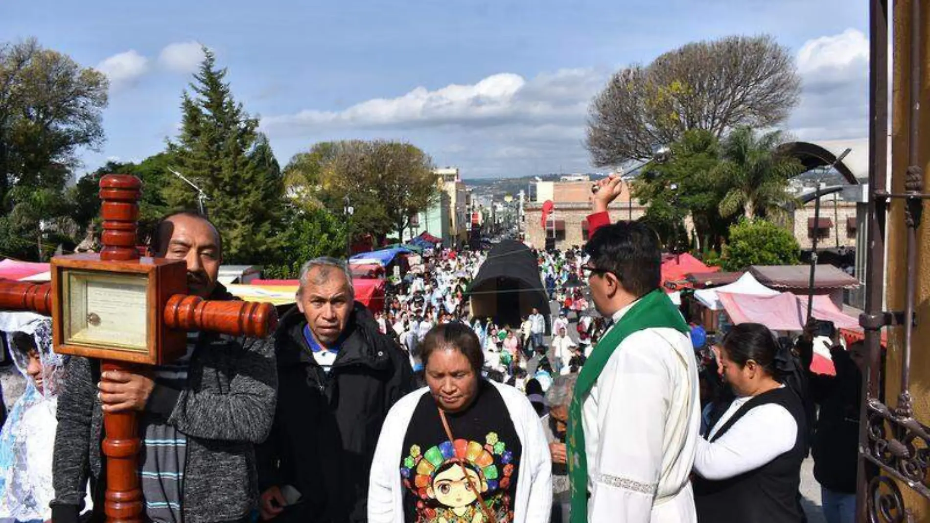 Decenas de católicos participaron en la Marcha por la Santidad en el municipio de Contla de Juan Cuamatzi. ARMANDO PEDROZA (2)